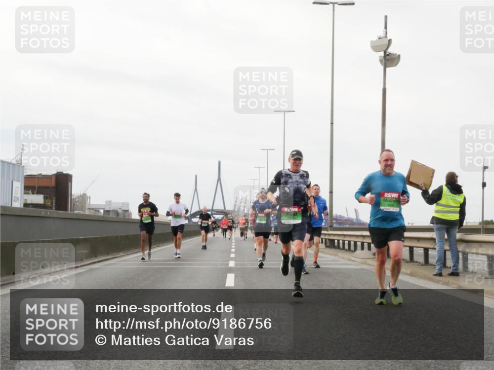 03.10.2025 - Köhlbrandbrückenlauf Matties Gatica Varas http://msf.ph/oto/9186756 03.10.2025 15:47:34 Position 3  meine-sportfotos.de