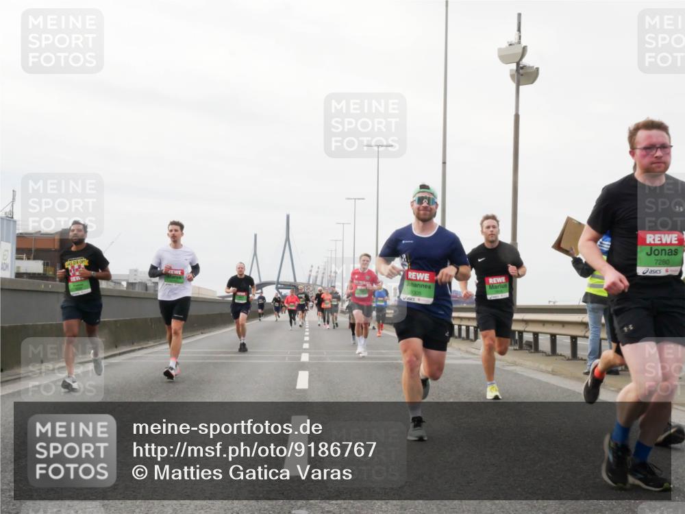 03.10.2025 - Köhlbrandbrückenlauf Matties Gatica Varas http://msf.ph/oto/9186767 03.10.2025 15:47:37 Position 3 10, 9305, 7280 meine-sportfotos.de