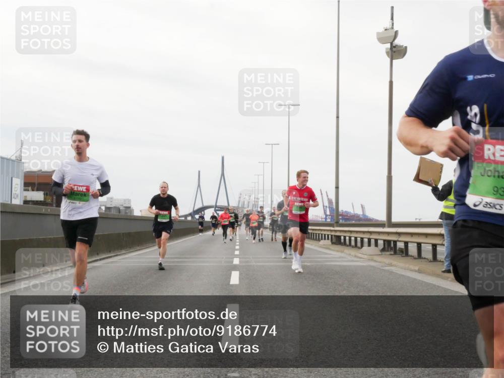 03.10.2025 - Köhlbrandbrückenlauf Matties Gatica Varas http://msf.ph/oto/9186774 03.10.2025 15:47:39 Position 3 93 meine-sportfotos.de
