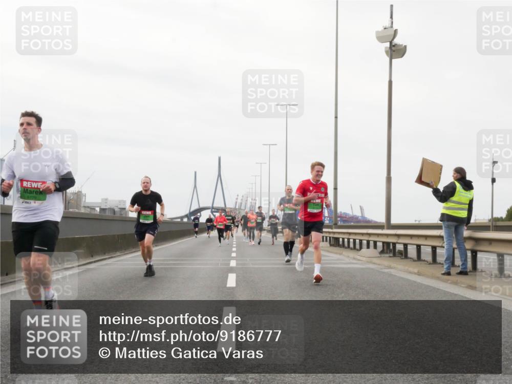 03.10.2025 - Köhlbrandbrückenlauf Matties Gatica Varas http://msf.ph/oto/9186777 03.10.2025 15:47:39 Position 3 8779 meine-sportfotos.de