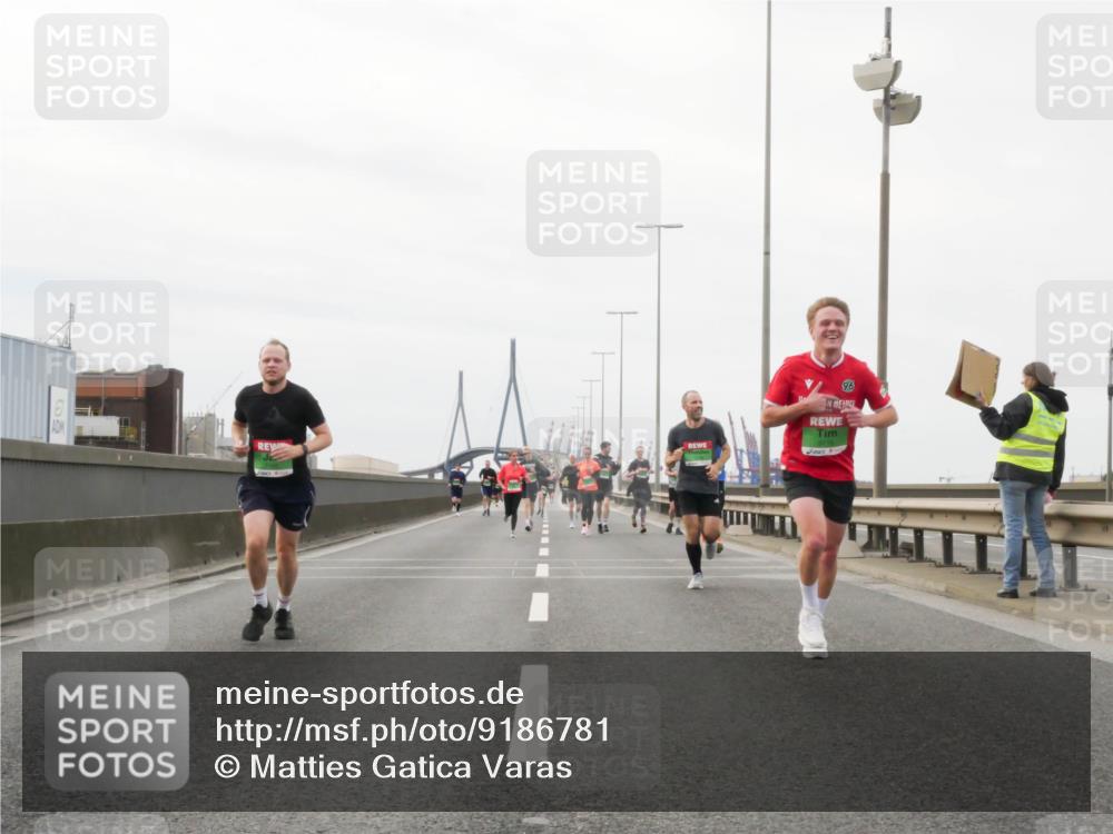 03.10.2025 - Köhlbrandbrückenlauf Matties Gatica Varas http://msf.ph/oto/9186781 03.10.2025 15:47:40 Position 3 96 meine-sportfotos.de