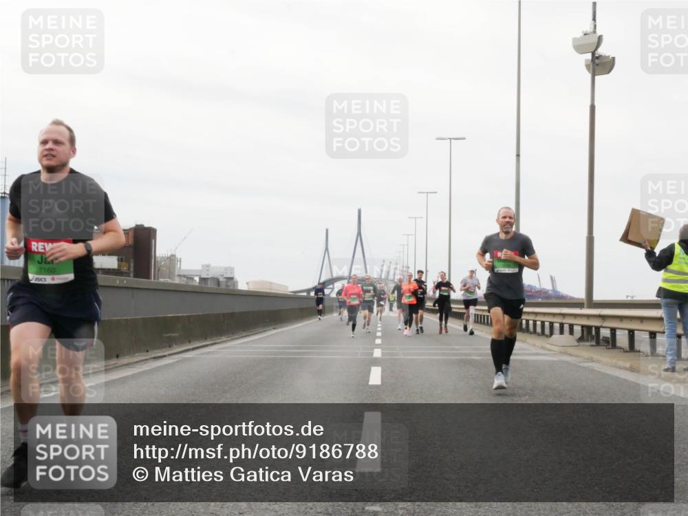 03.10.2025 - Köhlbrandbrückenlauf Matties Gatica Varas http://msf.ph/oto/9186788 03.10.2025 15:47:41 Position 3 7160 meine-sportfotos.de