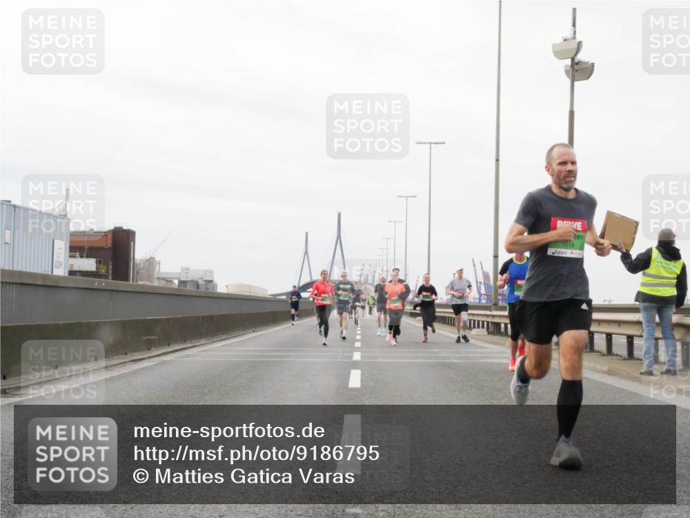 03.10.2025 - Köhlbrandbrückenlauf Matties Gatica Varas http://msf.ph/oto/9186795 03.10.2025 15:47:43 Position 3 7219 meine-sportfotos.de