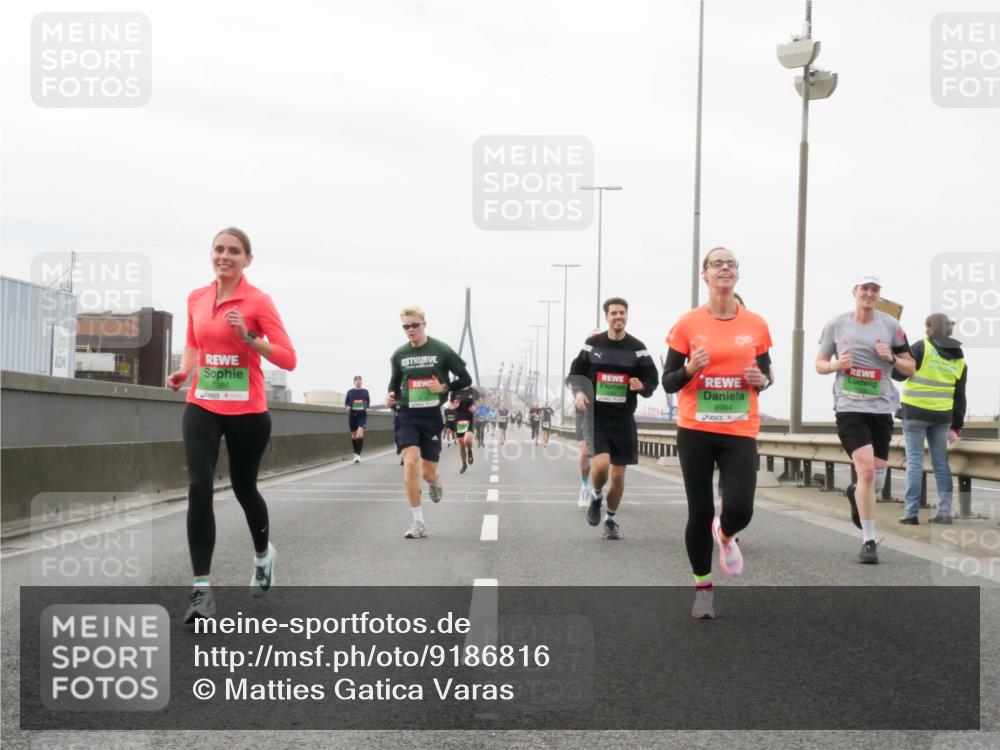 03.10.2025 - Köhlbrandbrückenlauf Matties Gatica Varas http://msf.ph/oto/9186816 03.10.2025 15:47:48 Position 3 7386, 8994 meine-sportfotos.de