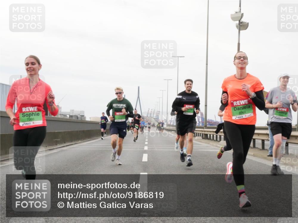 03.10.2025 - Köhlbrandbrückenlauf Matties Gatica Varas http://msf.ph/oto/9186819 03.10.2025 15:47:48 Position 3 7386, 8994 meine-sportfotos.de