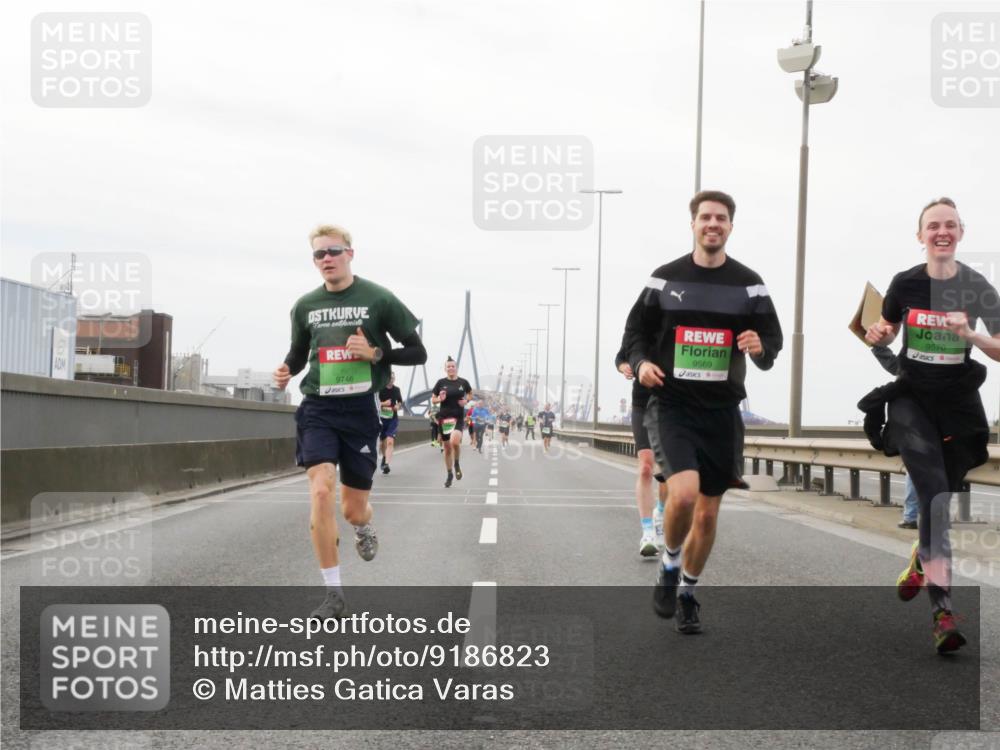 03.10.2025 - Köhlbrandbrückenlauf Matties Gatica Varas http://msf.ph/oto/9186823 03.10.2025 15:47:49 Position 3 9746, 9570, 9569 meine-sportfotos.de