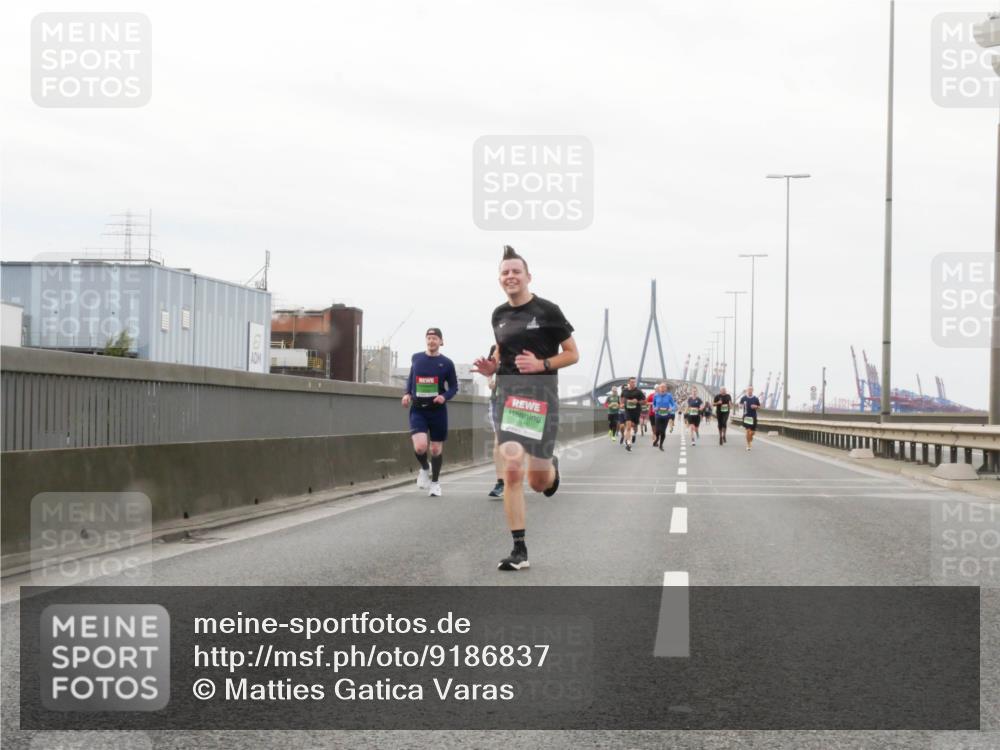 03.10.2025 - Köhlbrandbrückenlauf Matties Gatica Varas http://msf.ph/oto/9186837 03.10.2025 15:47:53 Position 3  meine-sportfotos.de