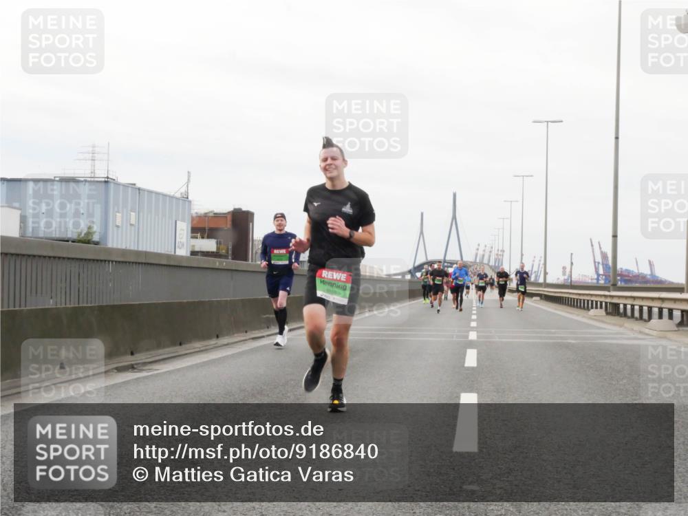 03.10.2025 - Köhlbrandbrückenlauf Matties Gatica Varas http://msf.ph/oto/9186840 03.10.2025 15:47:53 Position 3 8855 meine-sportfotos.de