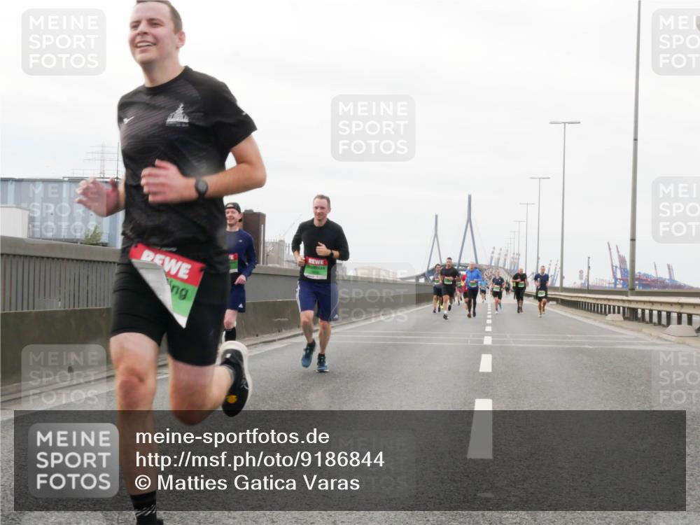 03.10.2025 - Köhlbrandbrückenlauf Matties Gatica Varas http://msf.ph/oto/9186844 03.10.2025 15:47:54 Position 3  meine-sportfotos.de