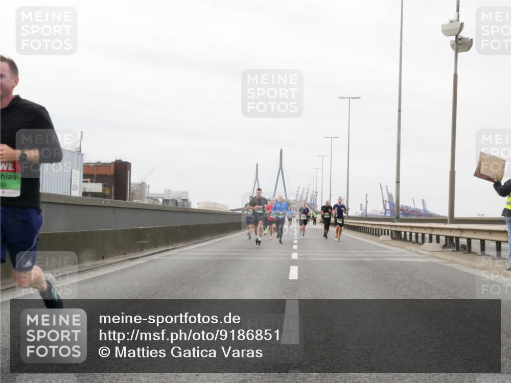 03.10.2025 - Köhlbrandbrückenlauf Matties Gatica Varas http://msf.ph/oto/9186851 03.10.2025 15:47:56 Position 3 99 meine-sportfotos.de