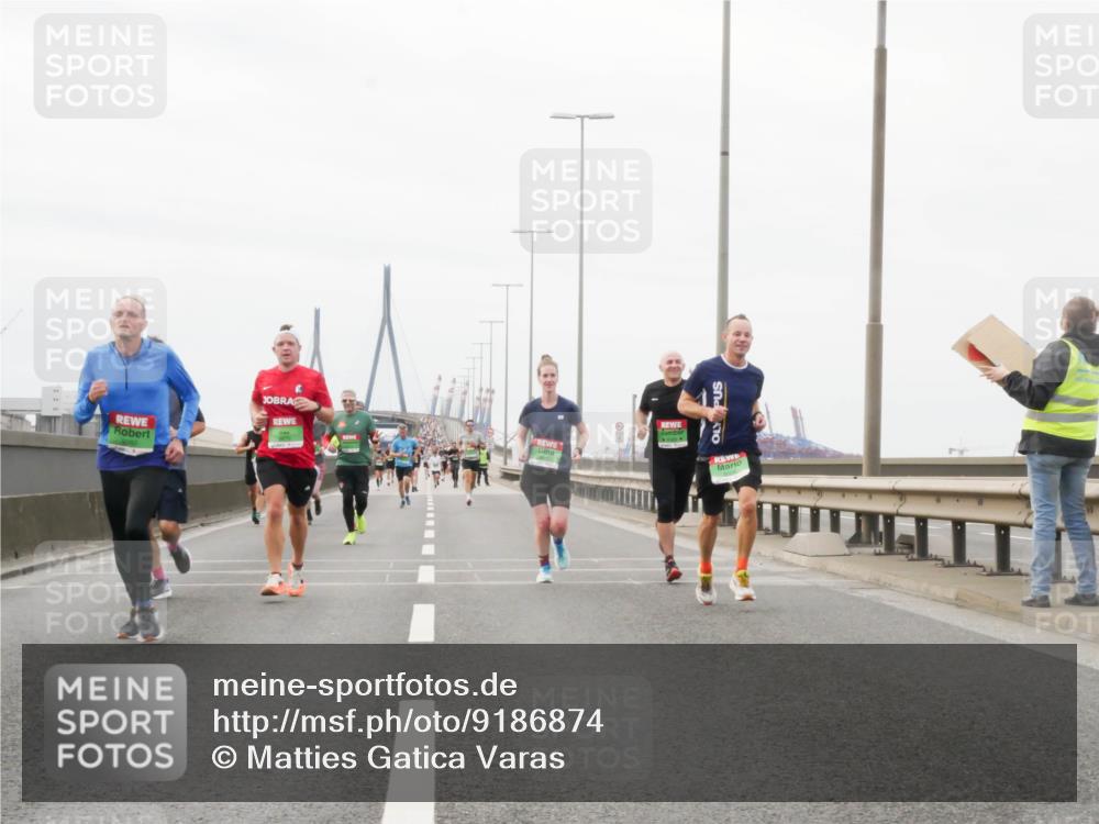 03.10.2025 - Köhlbrandbrückenlauf Matties Gatica Varas http://msf.ph/oto/9186874 03.10.2025 15:48:01 Position 3  meine-sportfotos.de