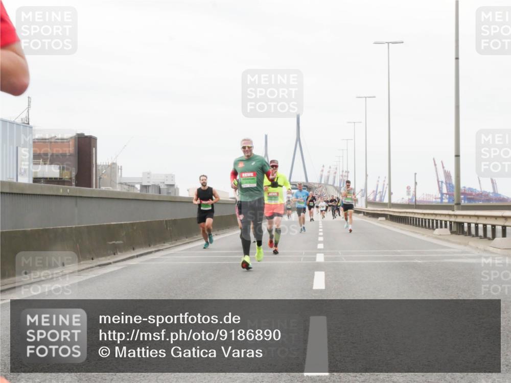 03.10.2025 - Köhlbrandbrückenlauf Matties Gatica Varas http://msf.ph/oto/9186890 03.10.2025 15:48:05 Position 3  meine-sportfotos.de