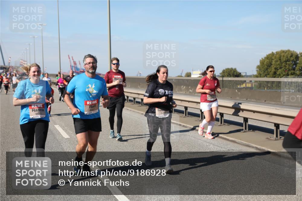 03.10.2025 - Köhlbrandbrückenlauf Yannick Fuchs http://msf.ph/oto/9186928 03.10.2025 12:06:08 Position 3 6453, 6457, 6436 meine-sportfotos.de