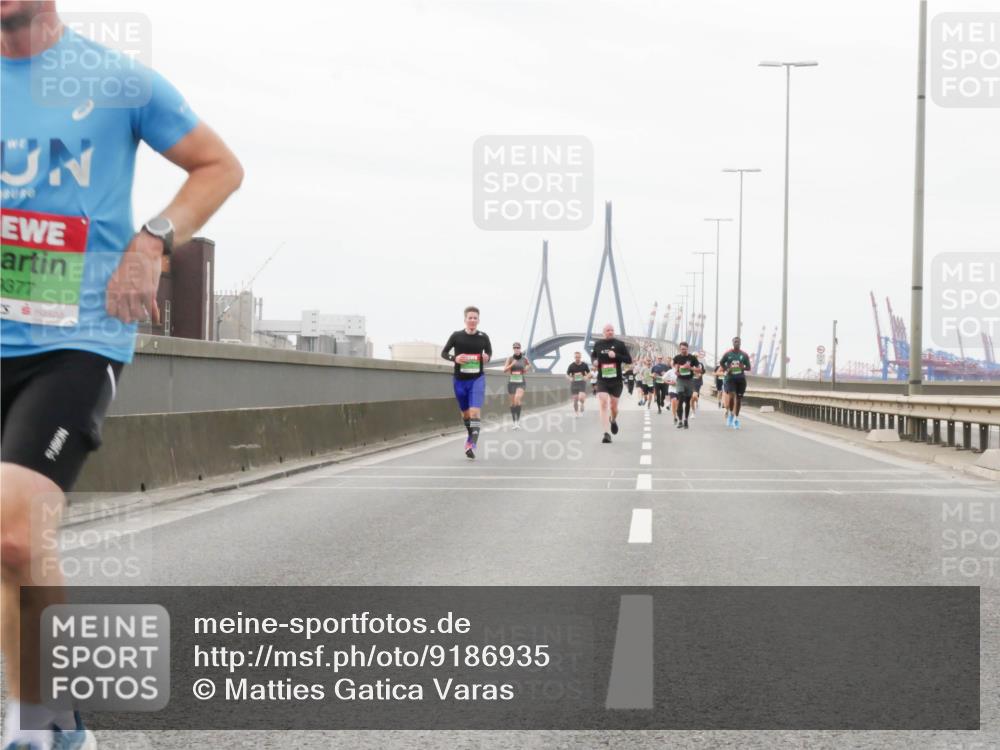 03.10.2025 - Köhlbrandbrückenlauf Matties Gatica Varas http://msf.ph/oto/9186935 03.10.2025 15:48:15 Position 3 2377 meine-sportfotos.de