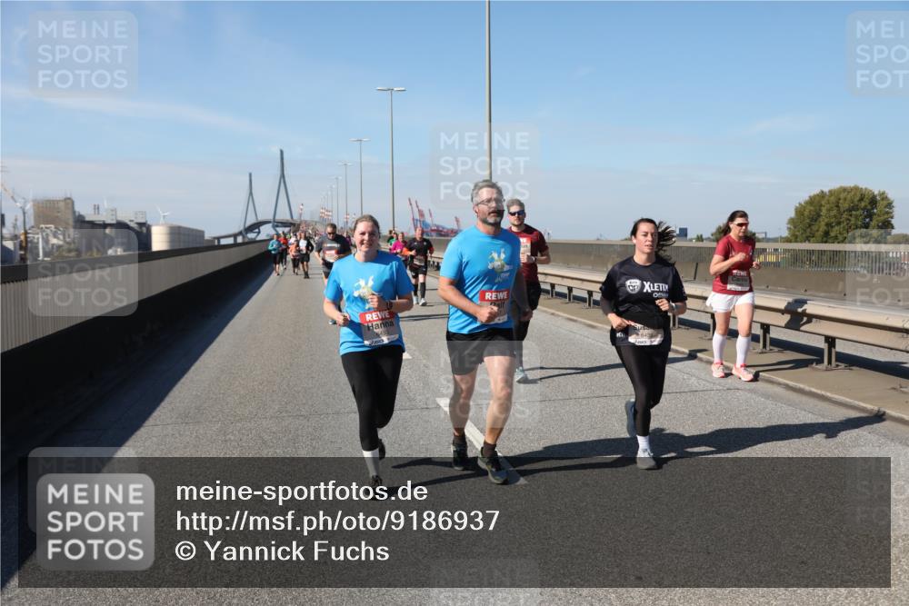 03.10.2025 - Köhlbrandbrückenlauf Yannick Fuchs http://msf.ph/oto/9186937 03.10.2025 12:06:08 Position 3 6453, 6436 meine-sportfotos.de
