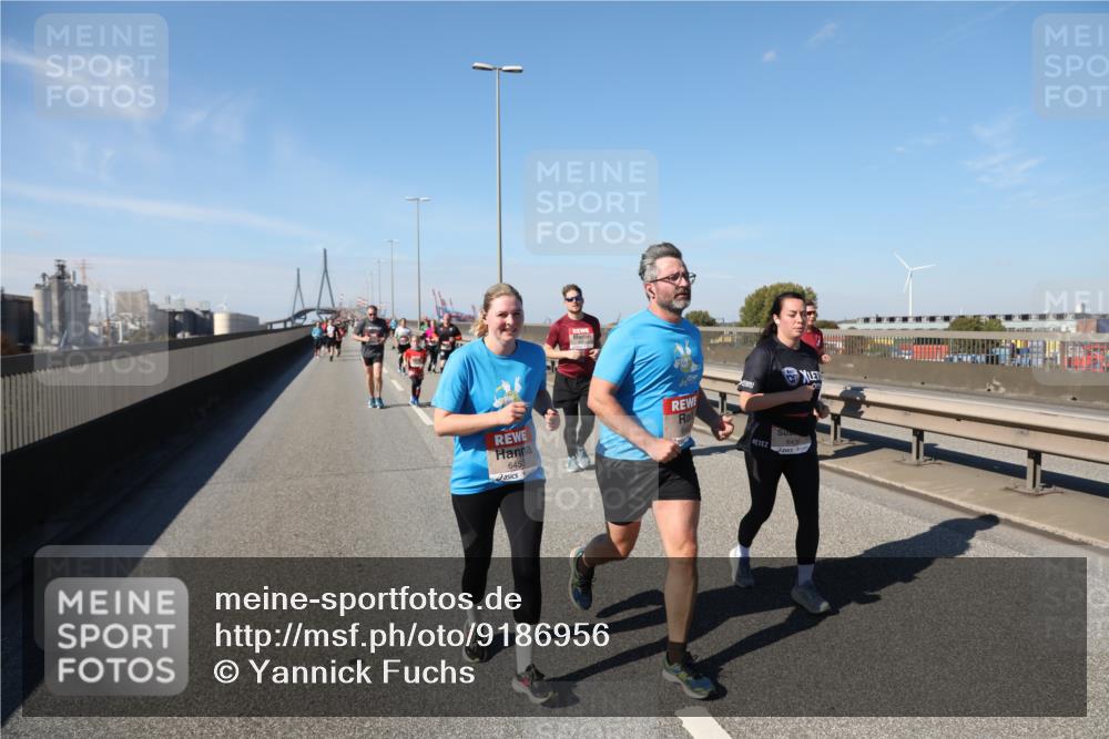 03.10.2025 - Köhlbrandbrückenlauf Yannick Fuchs http://msf.ph/oto/9186956 03.10.2025 12:06:09 Position 3 6453, 6436 meine-sportfotos.de