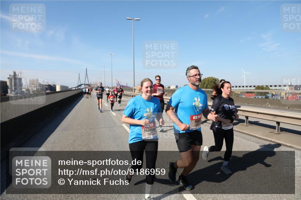 03.10.2025 - Köhlbrandbrückenlauf Yannick Fuchs http://msf.ph/oto/9186959 03.10.2025 12:06:09 Position 3 6453, 6457, 6436 meine-sportfotos.de