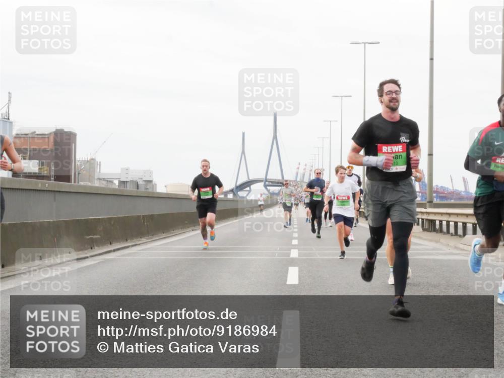 03.10.2025 - Köhlbrandbrückenlauf Matties Gatica Varas http://msf.ph/oto/9186984 03.10.2025 15:48:25 Position 3 10 meine-sportfotos.de