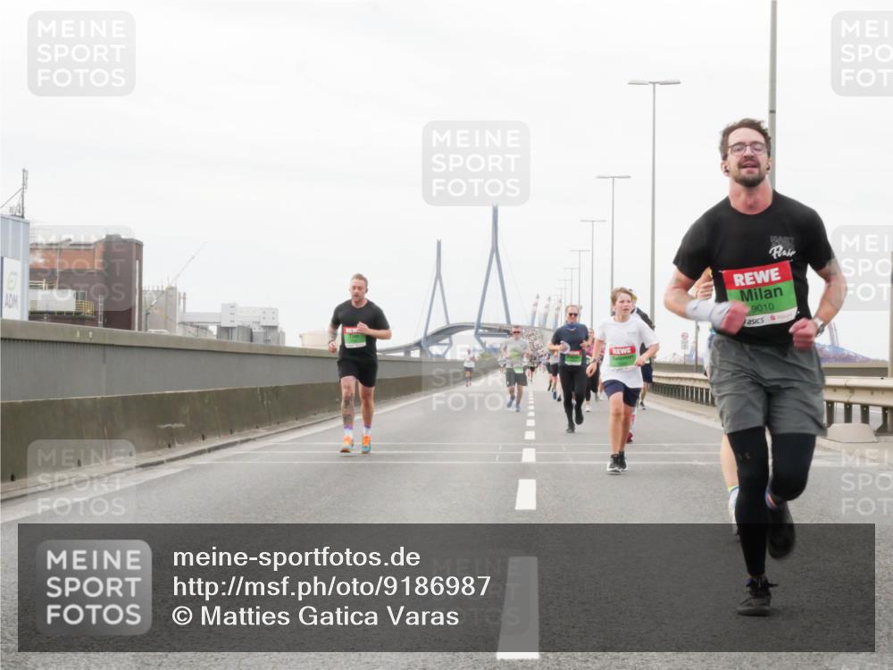 03.10.2025 - Köhlbrandbrückenlauf Matties Gatica Varas http://msf.ph/oto/9186987 03.10.2025 15:48:26 Position 3 9010 meine-sportfotos.de