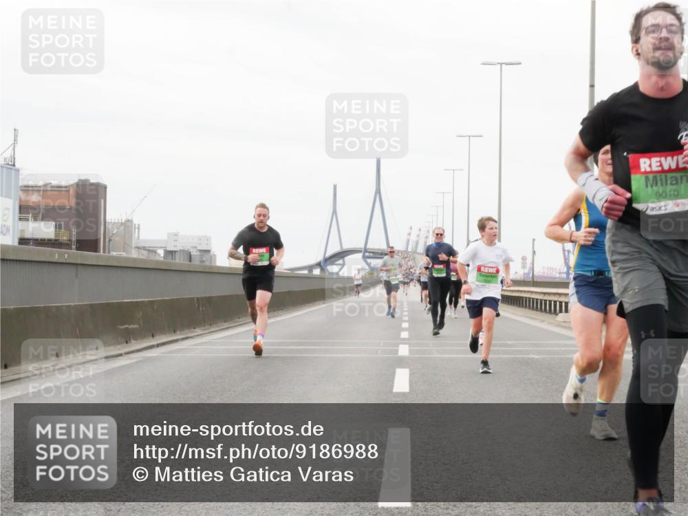 03.10.2025 - Köhlbrandbrückenlauf Matties Gatica Varas http://msf.ph/oto/9186988 03.10.2025 15:48:26 Position 3 9010 meine-sportfotos.de