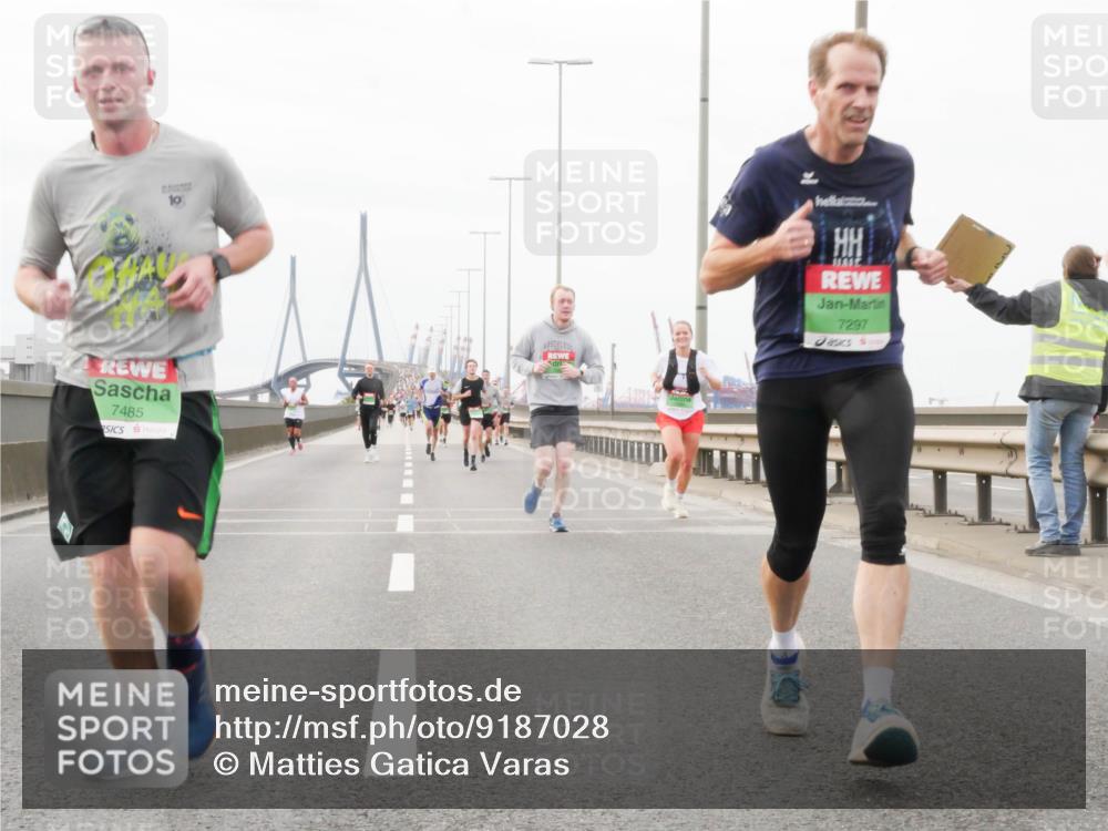 03.10.2025 - Köhlbrandbrückenlauf Matties Gatica Varas http://msf.ph/oto/9187028 03.10.2025 15:48:36 Position 3 10, 7485, 1141, 7297 meine-sportfotos.de