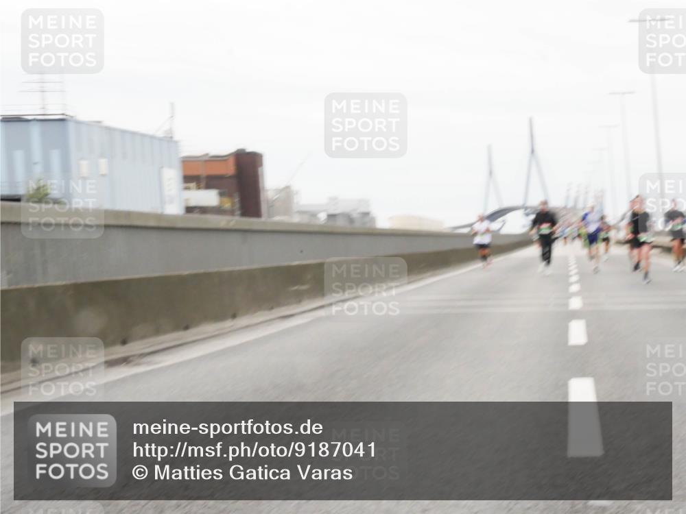 03.10.2025 - Köhlbrandbrückenlauf Matties Gatica Varas http://msf.ph/oto/9187041 03.10.2025 15:48:39 Position 3  meine-sportfotos.de