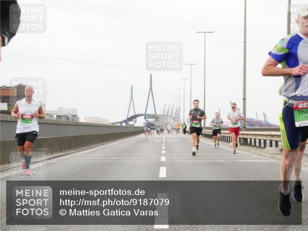 03.10.2025 - Köhlbrandbrückenlauf Matties Gatica Varas http://msf.ph/oto/9187079 03.10.2025 15:48:48 Position 3 74 meine-sportfotos.de