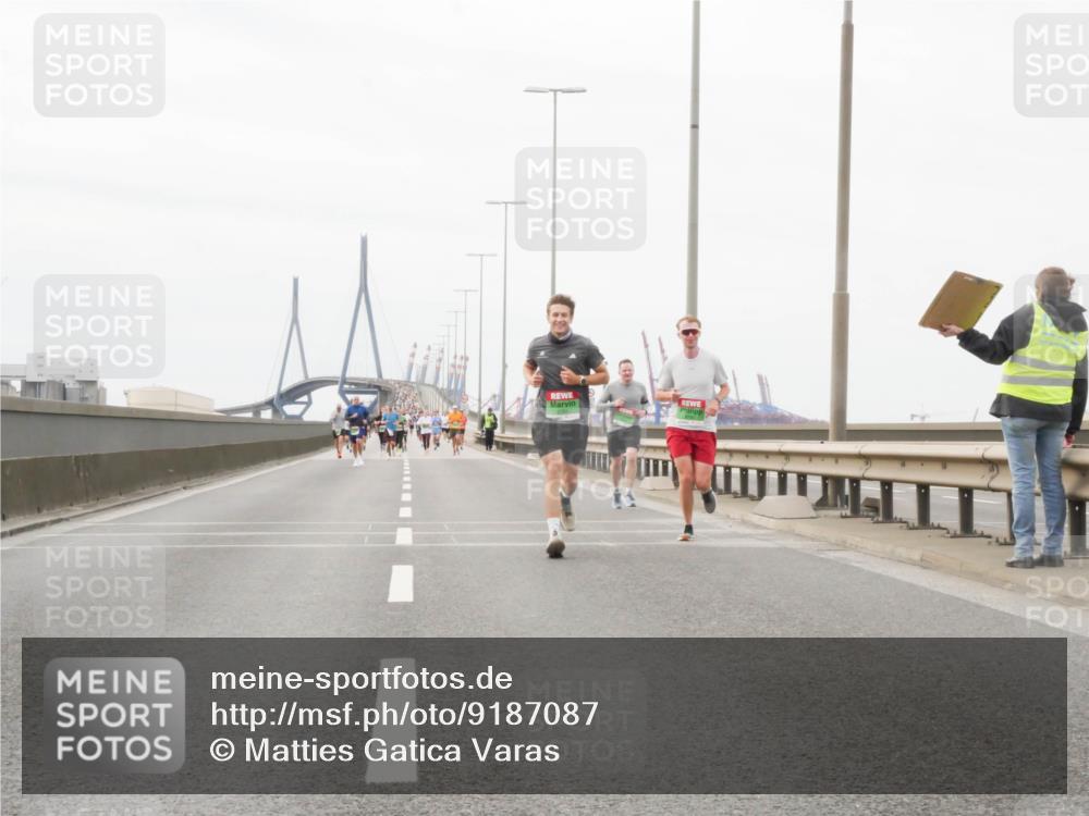 03.10.2025 - Köhlbrandbrückenlauf Matties Gatica Varas http://msf.ph/oto/9187087 03.10.2025 15:48:49 Position 3  meine-sportfotos.de