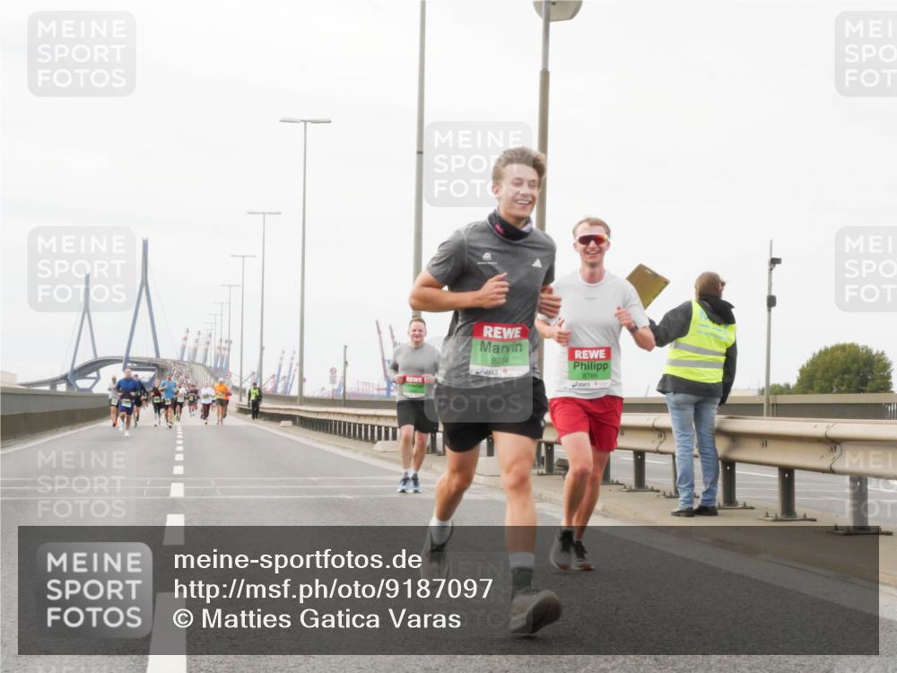 03.10.2025 - Köhlbrandbrückenlauf Matties Gatica Varas http://msf.ph/oto/9187097 03.10.2025 15:48:52 Position 3 8784, 8786 meine-sportfotos.de