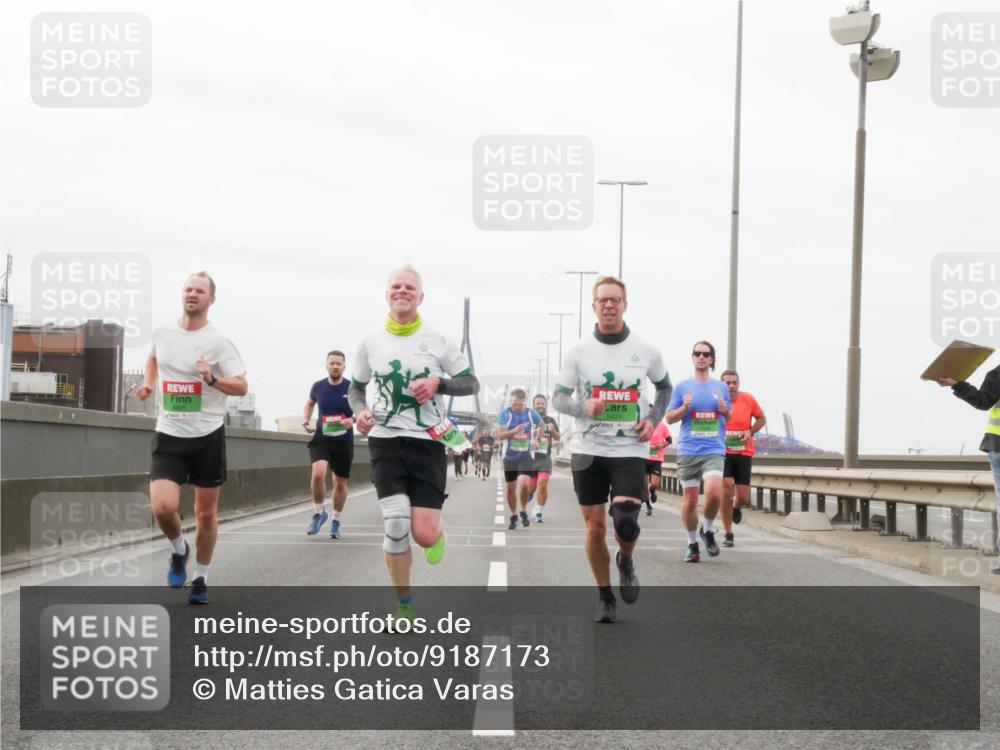 03.10.2025 - Köhlbrandbrückenlauf Matties Gatica Varas http://msf.ph/oto/9187173 03.10.2025 15:49:15 Position 3 9421 meine-sportfotos.de