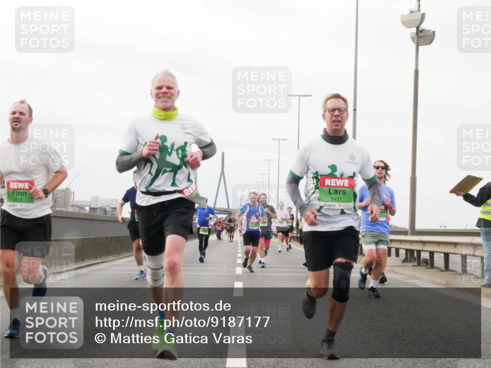 03.10.2025 - Köhlbrandbrückenlauf Matties Gatica Varas http://msf.ph/oto/9187177 03.10.2025 15:49:16 Position 3 8825, 9421 meine-sportfotos.de