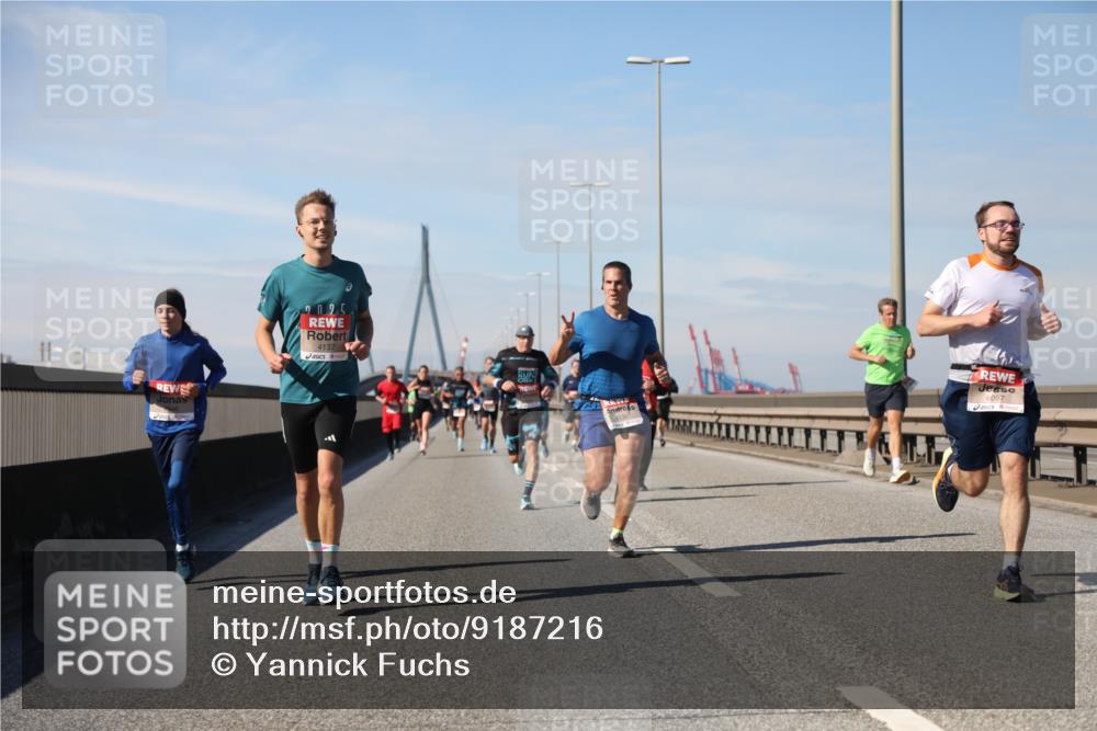 03.10.2025 - Köhlbrandbrückenlauf Yannick Fuchs http://msf.ph/oto/9187216 03.10.2025 11:45:44 Position 3 2025, 4137, 4130, 6097 meine-sportfotos.de