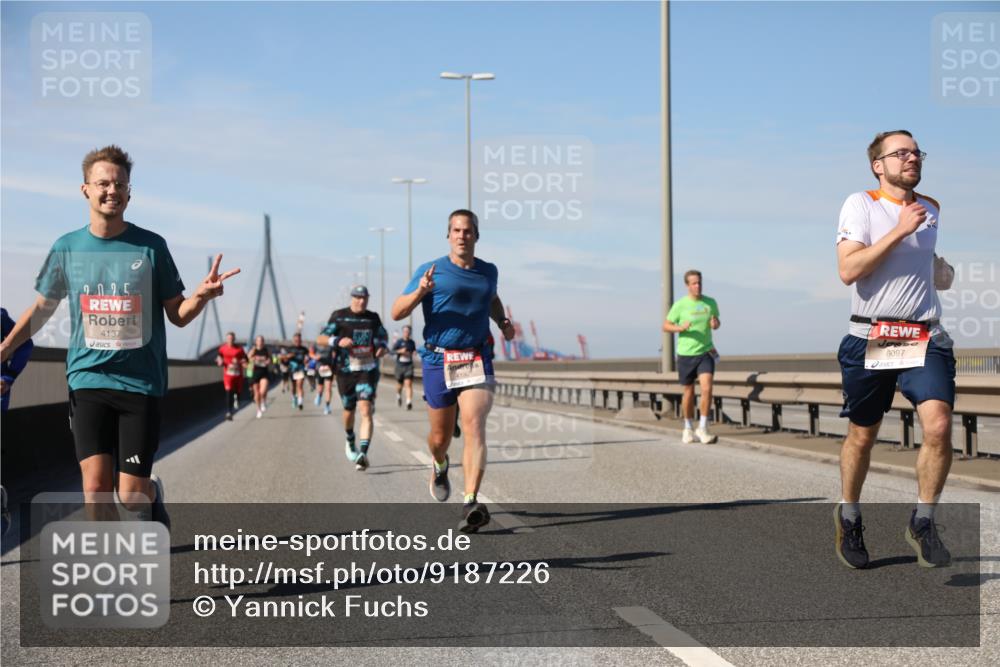 03.10.2025 - Köhlbrandbrückenlauf Yannick Fuchs http://msf.ph/oto/9187226 03.10.2025 11:45:45 Position 3 2025, 4137, 1, 15, 6097 meine-sportfotos.de