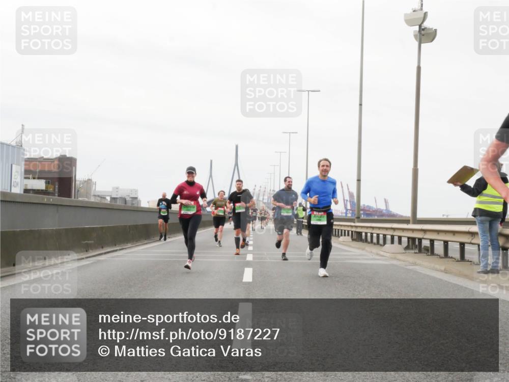 03.10.2025 - Köhlbrandbrückenlauf Matties Gatica Varas http://msf.ph/oto/9187227 03.10.2025 15:49:30 Position 3  meine-sportfotos.de