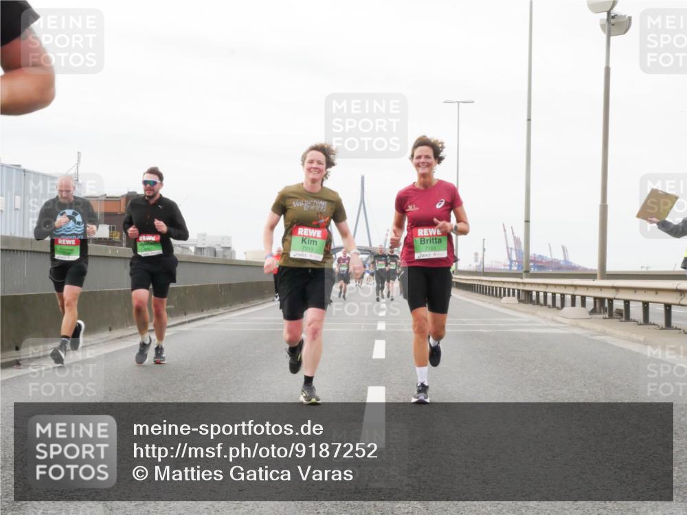 03.10.2025 - Köhlbrandbrückenlauf Matties Gatica Varas http://msf.ph/oto/9187252 03.10.2025 15:49:36 Position 3 7213, 7151 meine-sportfotos.de