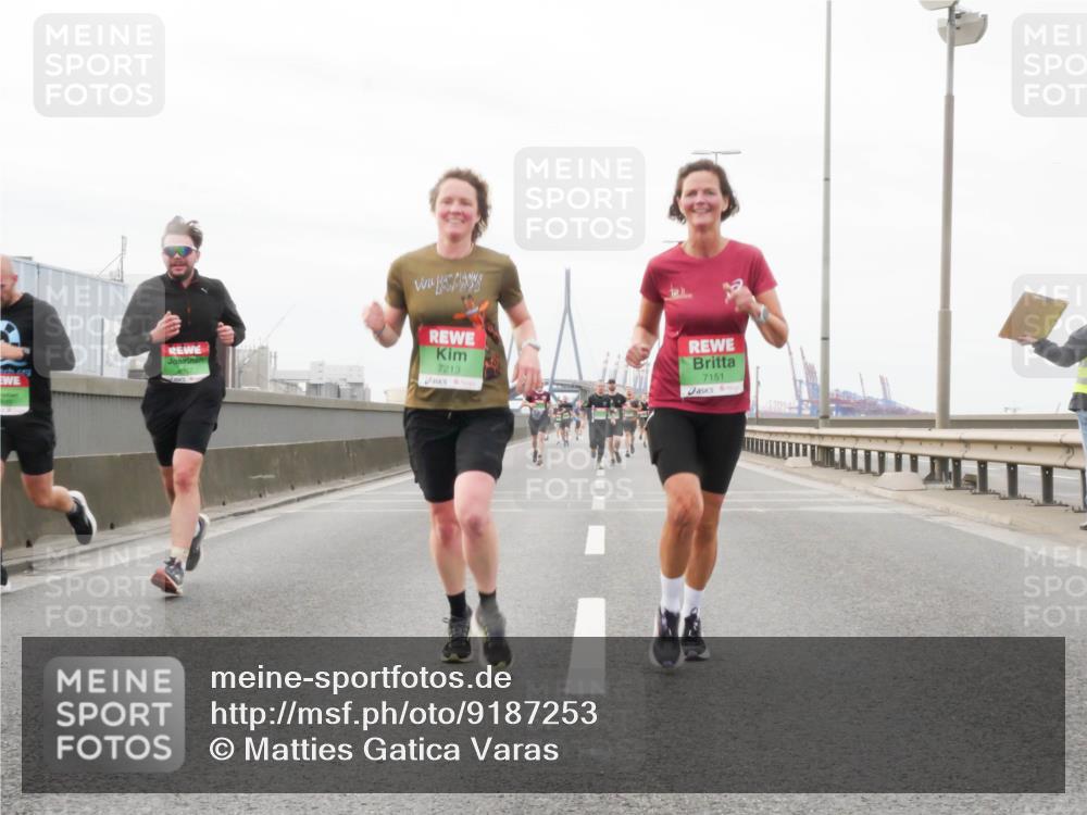 03.10.2025 - Köhlbrandbrückenlauf Matties Gatica Varas http://msf.ph/oto/9187253 03.10.2025 15:49:36 Position 3 7213, 7151 meine-sportfotos.de