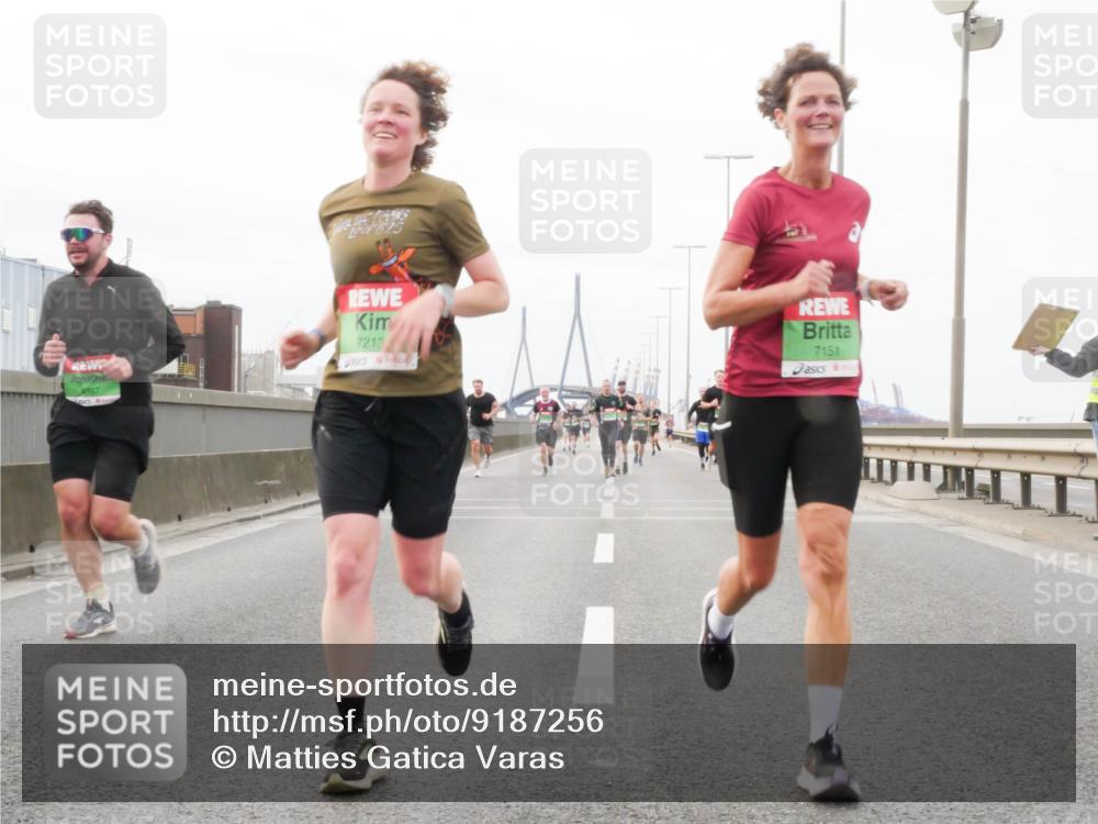 03.10.2025 - Köhlbrandbrückenlauf Matties Gatica Varas http://msf.ph/oto/9187256 03.10.2025 15:49:37 Position 3 7213, 7151 meine-sportfotos.de