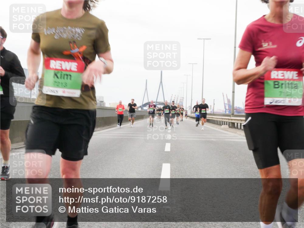 03.10.2025 - Köhlbrandbrückenlauf Matties Gatica Varas http://msf.ph/oto/9187258 03.10.2025 15:49:37 Position 3 7213, 7151 meine-sportfotos.de