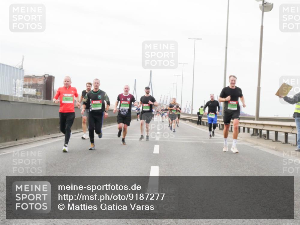 03.10.2025 - Köhlbrandbrückenlauf Matties Gatica Varas http://msf.ph/oto/9187277 03.10.2025 15:49:42 Position 3  meine-sportfotos.de