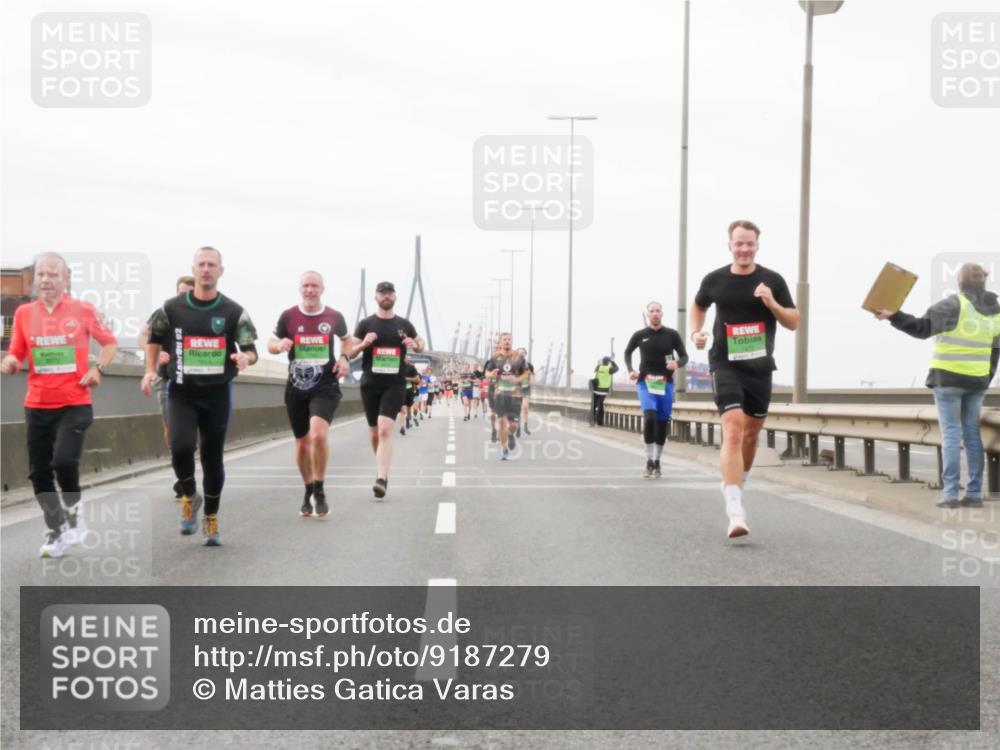 03.10.2025 - Köhlbrandbrückenlauf Matties Gatica Varas http://msf.ph/oto/9187279 03.10.2025 15:49:43 Position 3 92 meine-sportfotos.de