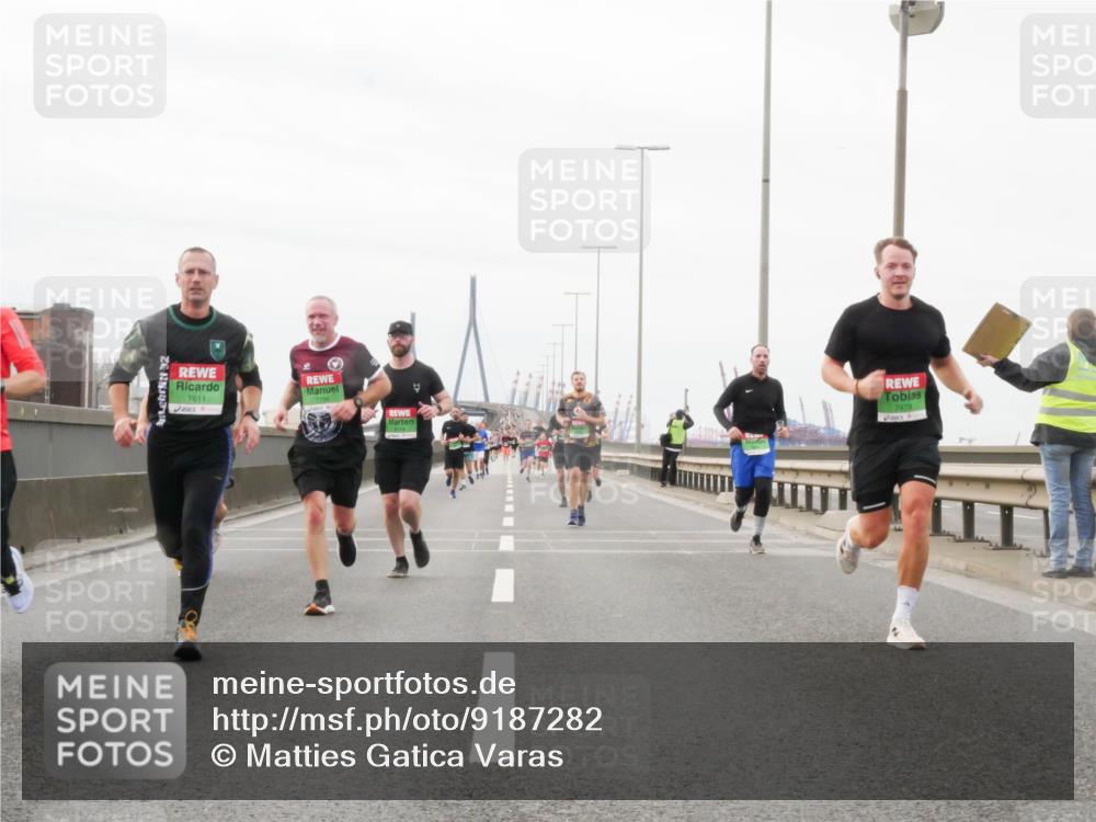 03.10.2025 - Köhlbrandbrückenlauf Matties Gatica Varas http://msf.ph/oto/9187282 03.10.2025 15:49:43 Position 3 32, 7611, 4, 7473 meine-sportfotos.de