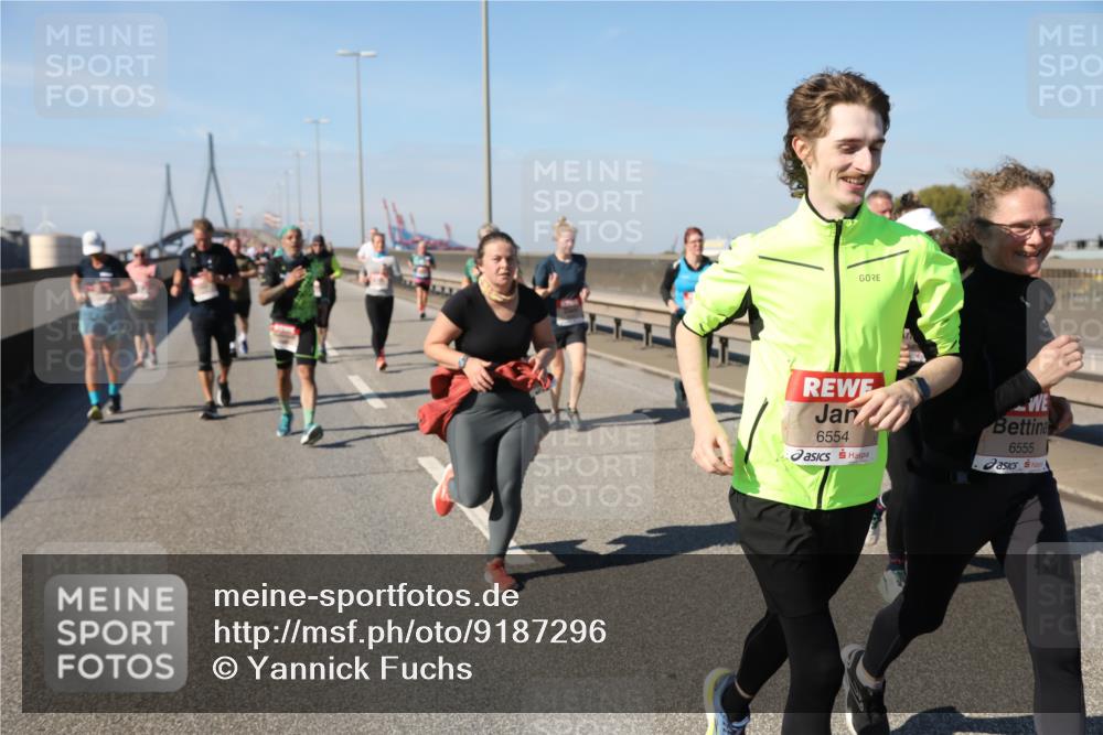 03.10.2025 - Köhlbrandbrückenlauf Yannick Fuchs http://msf.ph/oto/9187296 03.10.2025 12:06:34 Position 3 6554, 6555 meine-sportfotos.de