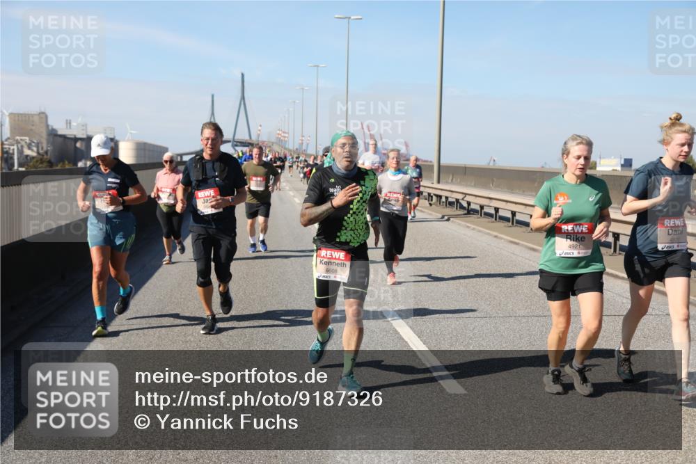 03.10.2025 - Köhlbrandbrückenlauf Yannick Fuchs http://msf.ph/oto/9187326 03.10.2025 12:06:35 Position 3 6608, 4921, 4920 meine-sportfotos.de