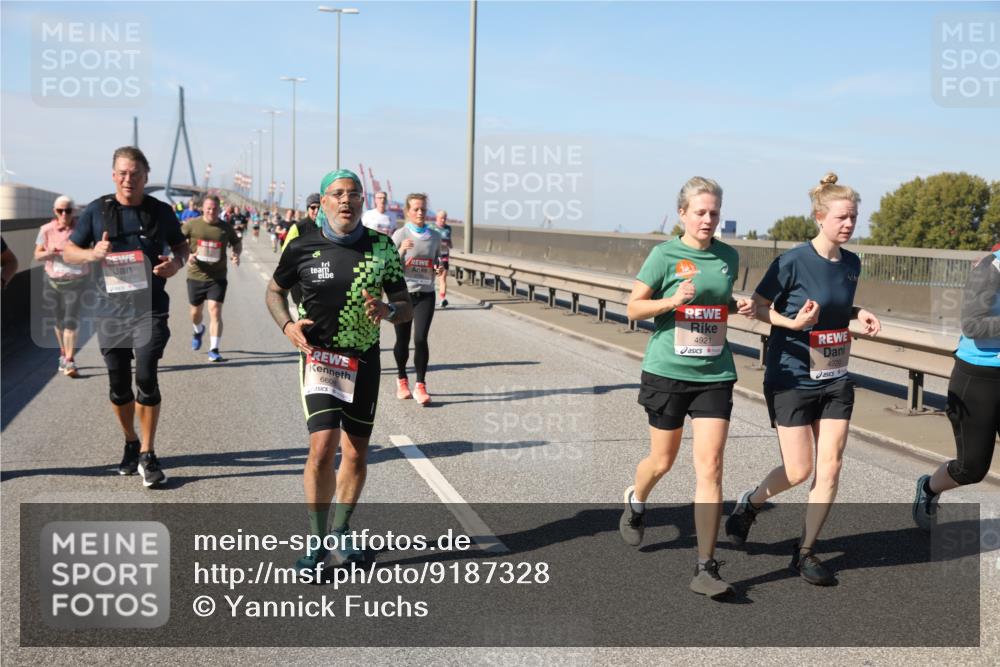 03.10.2025 - Köhlbrandbrückenlauf Yannick Fuchs http://msf.ph/oto/9187328 03.10.2025 12:06:35 Position 3 6608, 4921, 4920 meine-sportfotos.de
