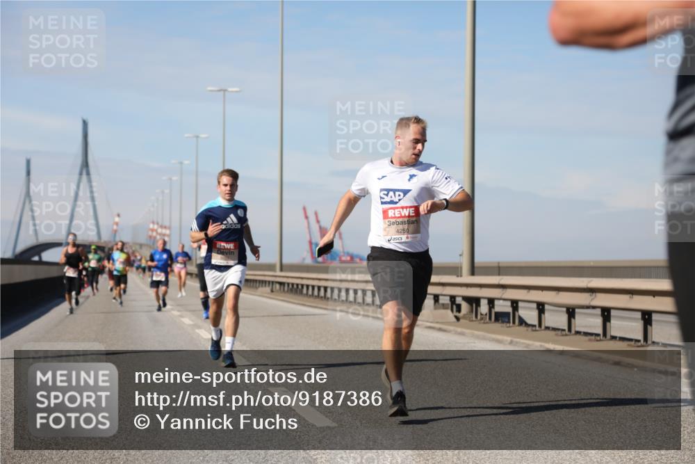 03.10.2025 - Köhlbrandbrückenlauf Yannick Fuchs http://msf.ph/oto/9187386 03.10.2025 11:45:54 Position 3 4250 meine-sportfotos.de