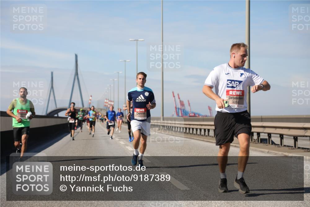 03.10.2025 - Köhlbrandbrückenlauf Yannick Fuchs http://msf.ph/oto/9187389 03.10.2025 11:45:55 Position 3 4250, 5011 meine-sportfotos.de