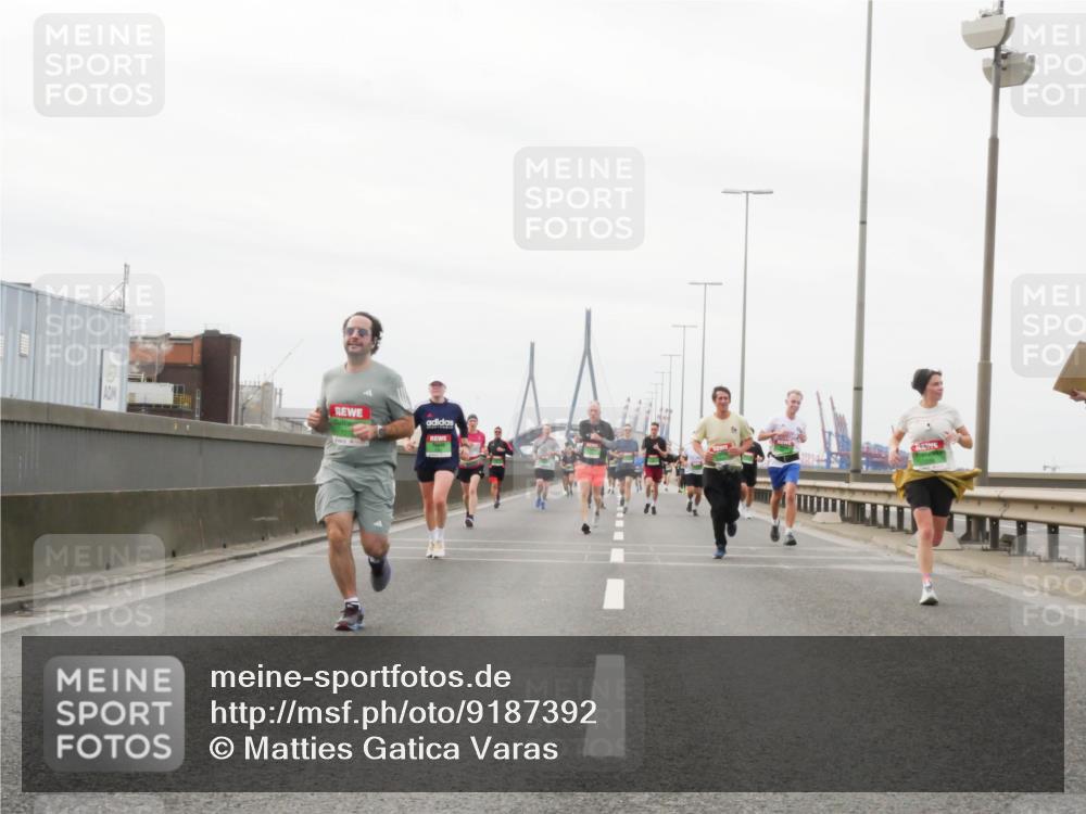 03.10.2025 - Köhlbrandbrückenlauf Matties Gatica Varas http://msf.ph/oto/9187392 03.10.2025 15:50:09 Position 3  meine-sportfotos.de