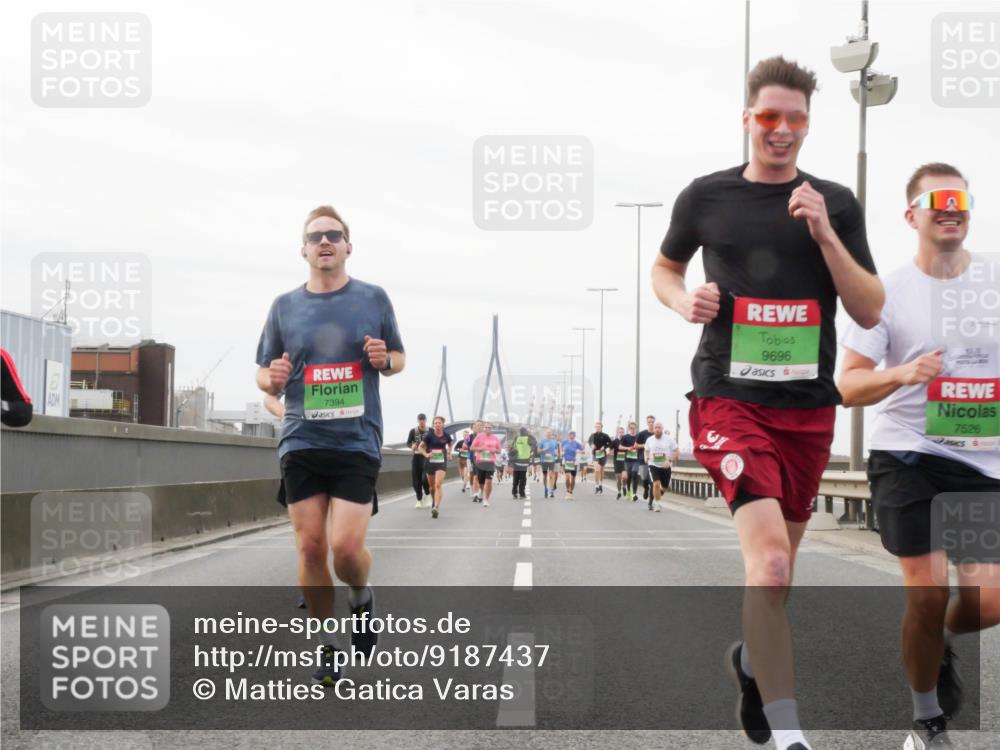 03.10.2025 - Köhlbrandbrückenlauf Matties Gatica Varas http://msf.ph/oto/9187437 03.10.2025 15:50:19 Position 3 7394, 9696, 7526 meine-sportfotos.de