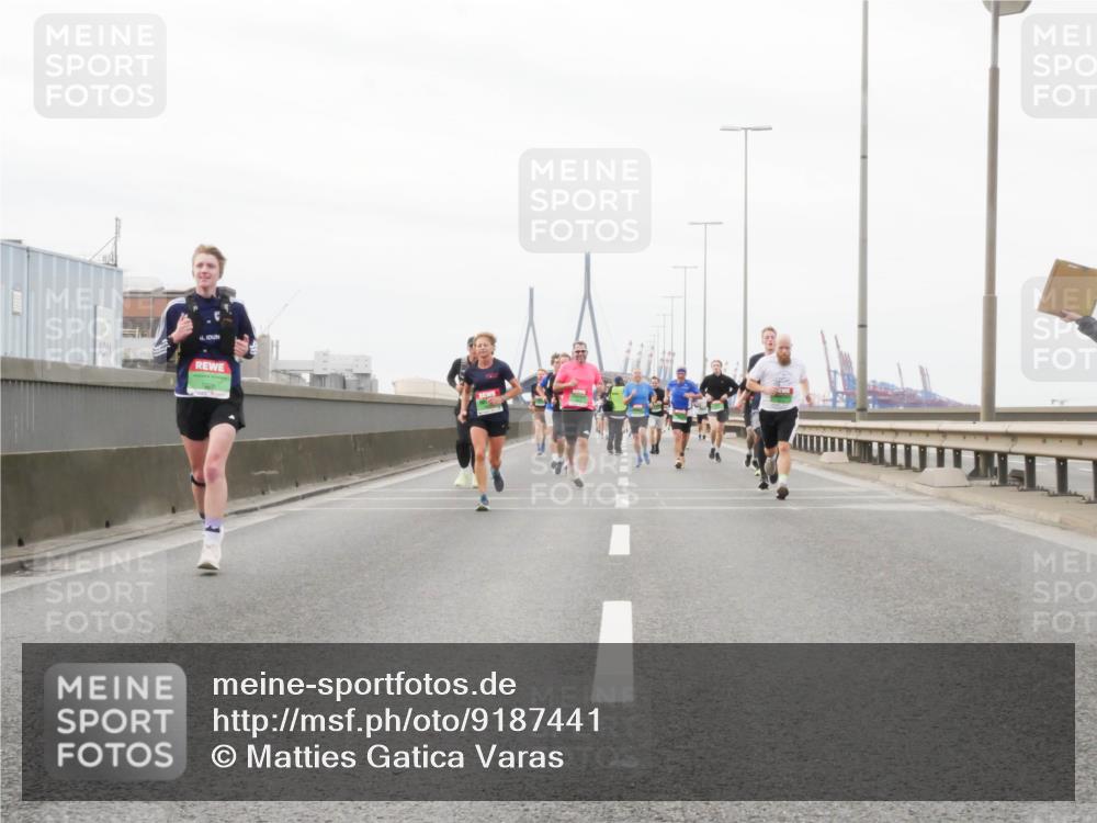 03.10.2025 - Köhlbrandbrückenlauf Matties Gatica Varas http://msf.ph/oto/9187441 03.10.2025 15:50:22 Position 3  meine-sportfotos.de