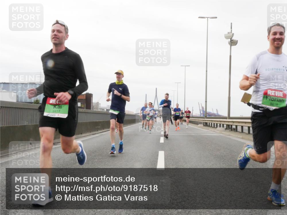 03.10.2025 - Köhlbrandbrückenlauf Matties Gatica Varas http://msf.ph/oto/9187518 03.10.2025 15:50:40 Position 3 9417, 9416 meine-sportfotos.de